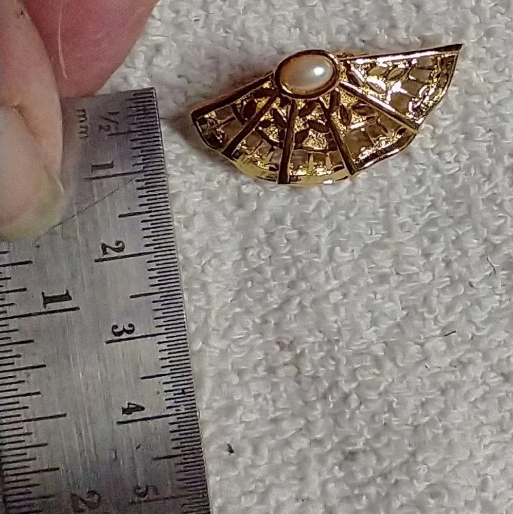 Goldtone faux pearl 🦪 fan shaped clip earrings